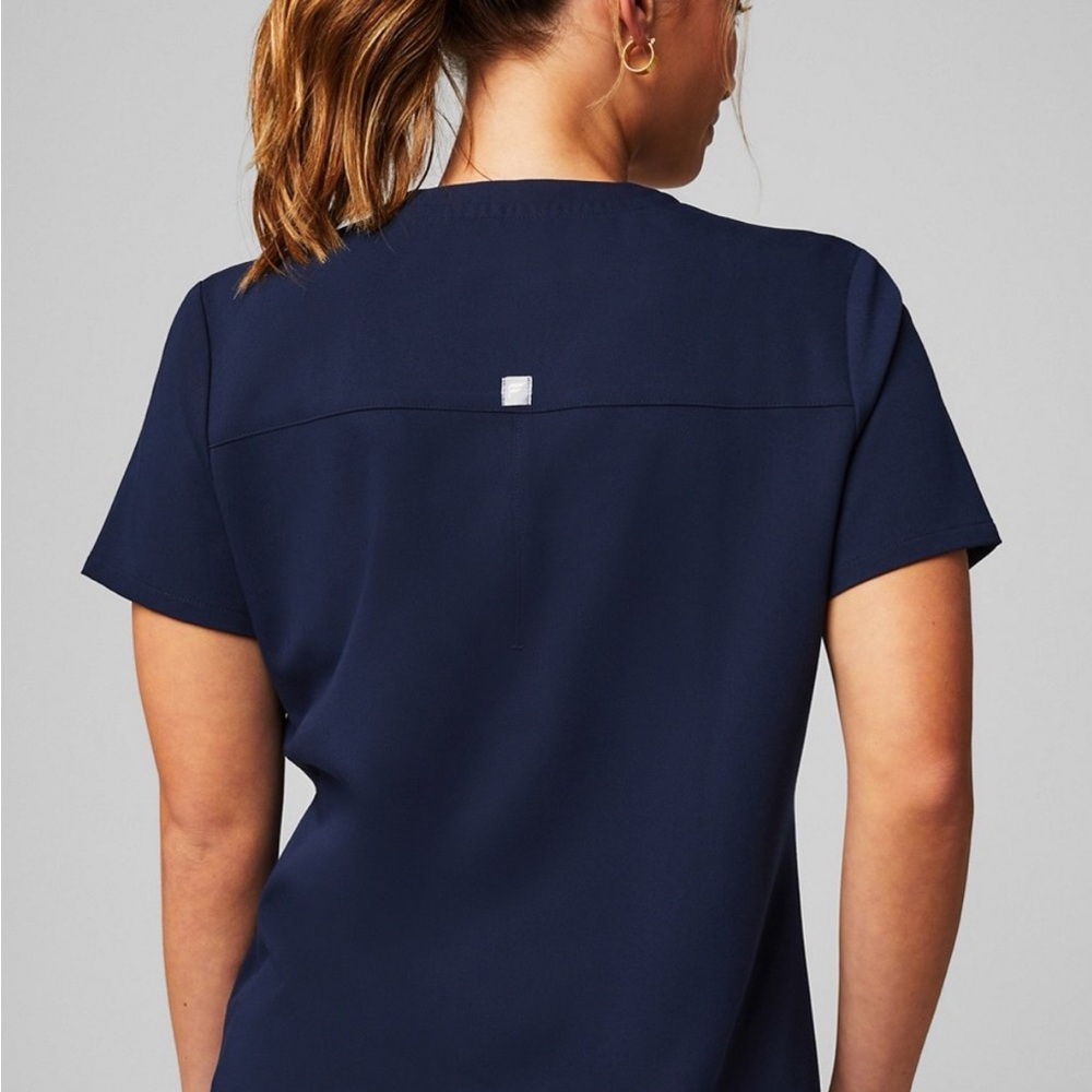 Women’s Fabletics Method 2 Pocket Scrub Top - Picture 2 of 5